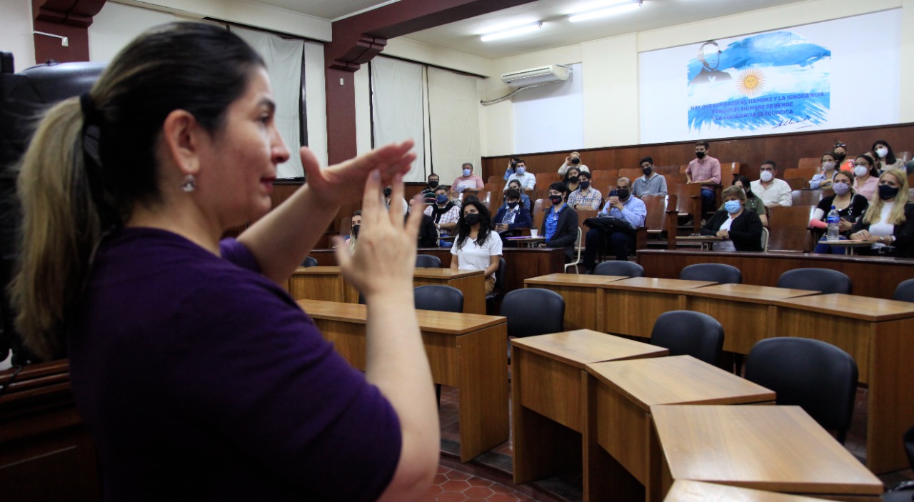 Comenzó A Dictarse El Curso De Lengua De Señas Argentina Lsa Para Nodocentes Medios Unt 3662