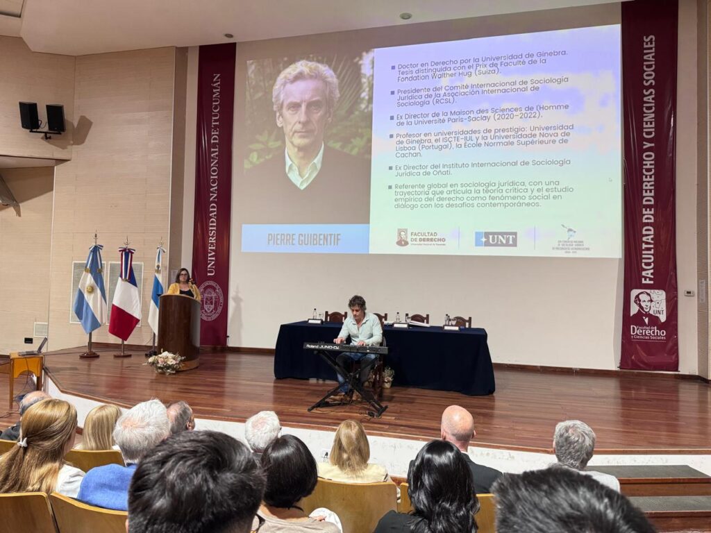 La distinción destaca su aporte a la comprensión del Derecho como fenómeno social y su legado en la formación de juristas comprometidos con la justicia y la construcción de sociedades más equitativas.