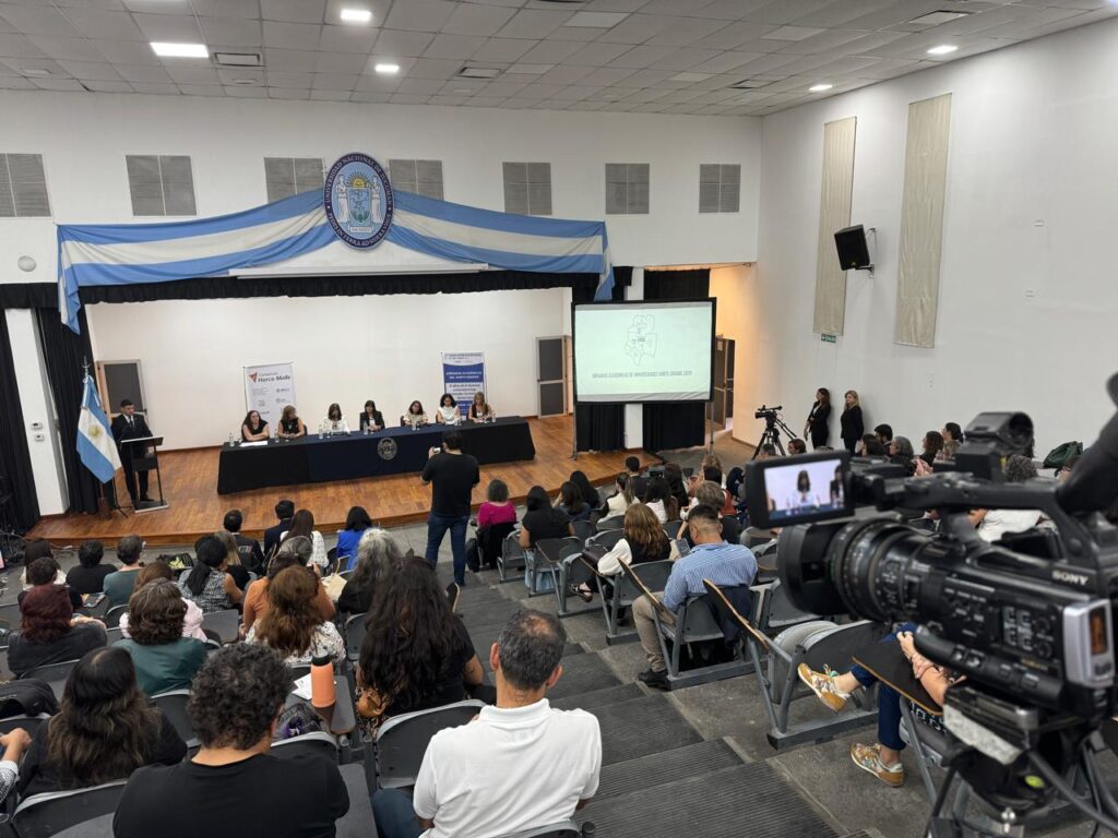 La Universidad Nacional de Tucumán fue sede de la apertura de las Jornadas Académicas del Norte Grande 2026, un espacio de reflexión y debate que reunió a rectoras, rectores, docentes e investigadores de distintas universidades públicas del país. El encuentro busca repensar el rol de la educación superior en el contexto actual y fortalecer el compromiso con la universidad pública, la democracia y la producción de conocimiento.