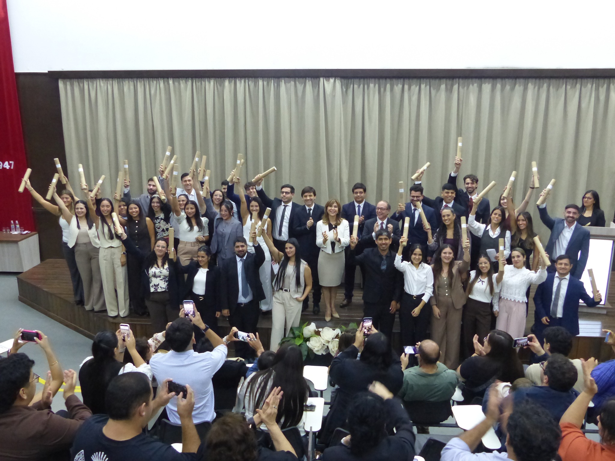 La Facultad de Ciencias Económicas celebró su primera colación 2026 ...